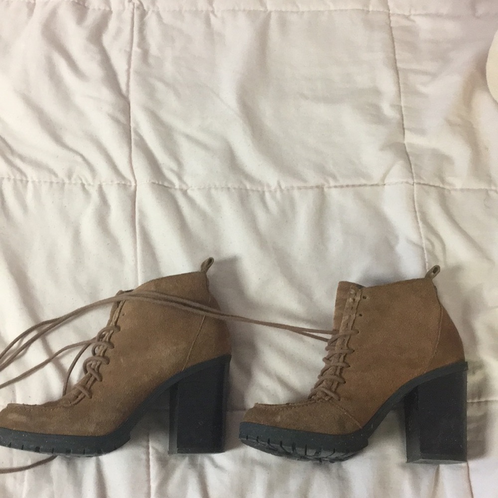 I am selling these cute boots!